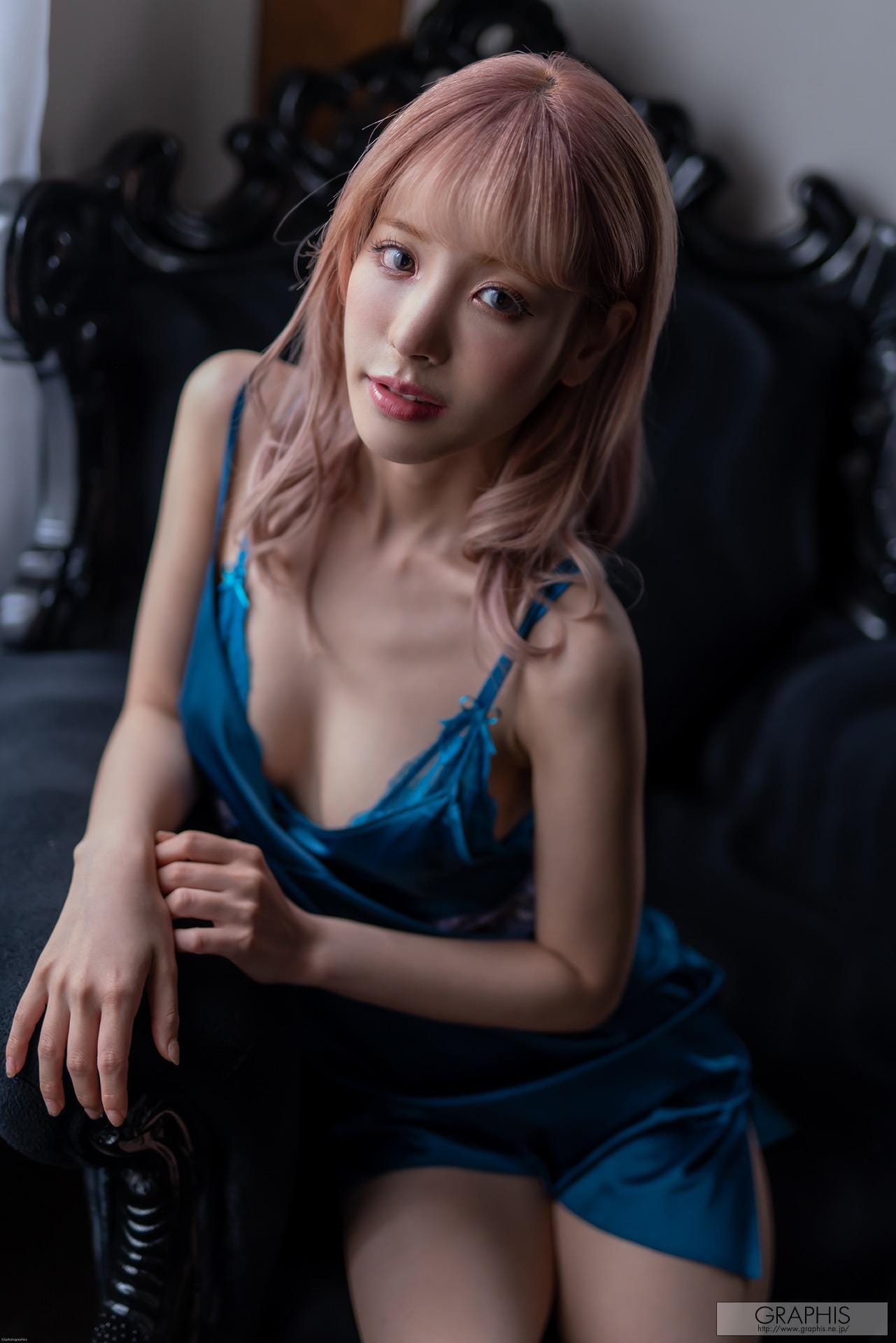 Kana Momonogi粉棕色长发碎花裙姿态